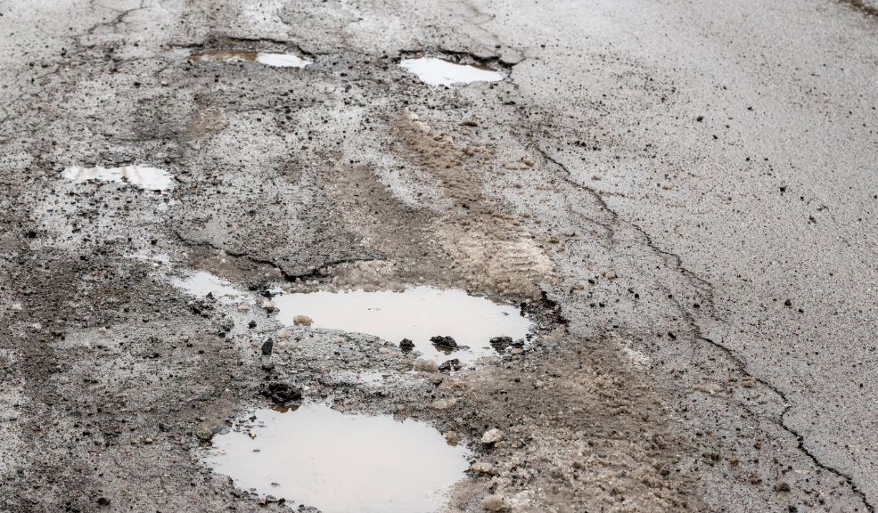 Huecos y baches que le dañan a su carro y cuándo es posible demandar