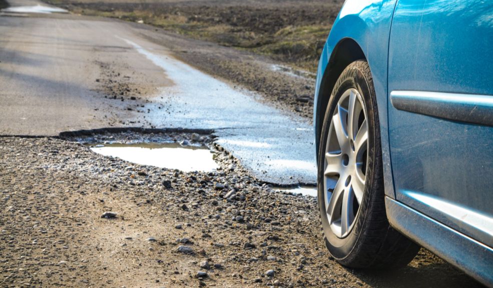 Huecos y baches que le dañan a su carro y cuándo es posible demandar