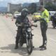 Motero comparendo por ruido podría ser ilegal si se aplica así
