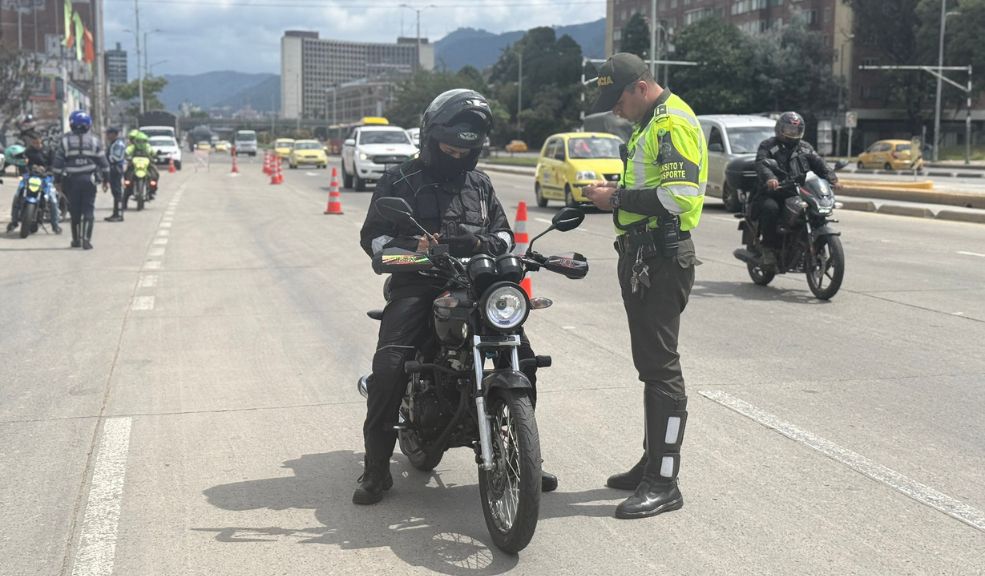 Motero comparendo por ruido podría ser ilegal si se aplica así