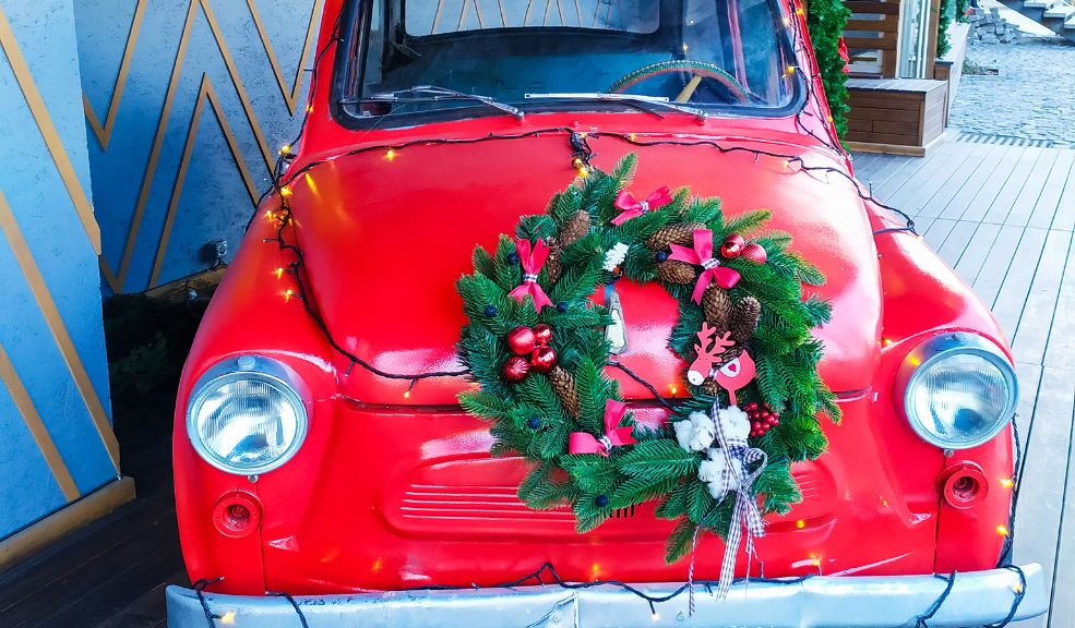 Arreglar los carros para Navidad las luces y pesebres, podrían dar multas