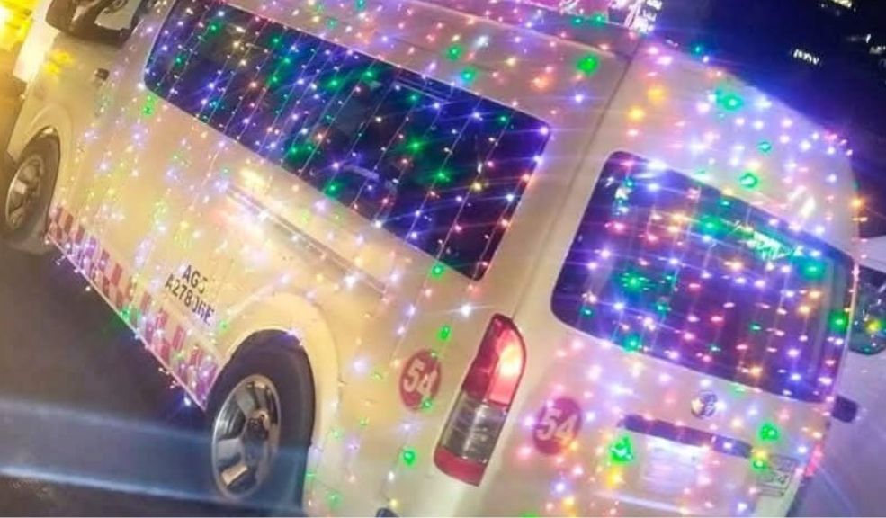 Arreglar los carros para Navidad las luces y pesebres, podrían dar multas