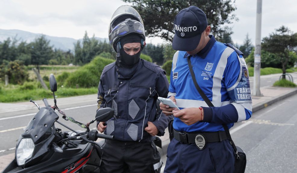 Motociclista esté es el comparendo más común que pone tránsito al viajar
