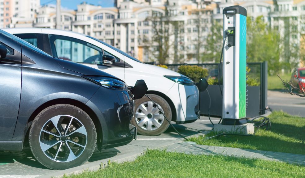 Así puede abrir un vehículo eléctrico, en caso que las puertas no funcionen en una emergencia