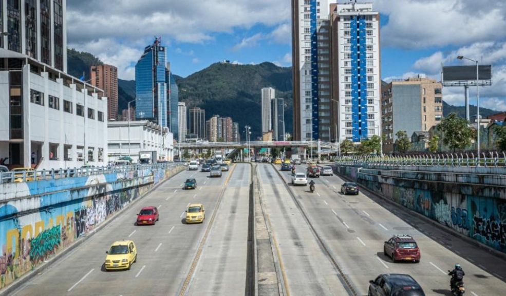 Cruce a la derecha con el semáforo en rojo cuándo aplica la multa según la ley