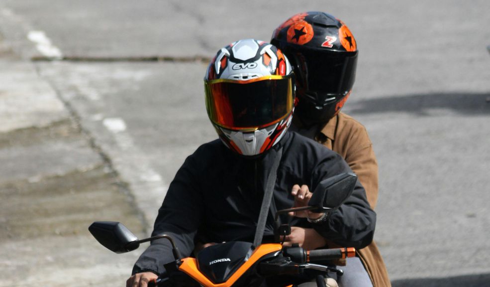 Polarizar el casco esto dice la ley para los motociclistas