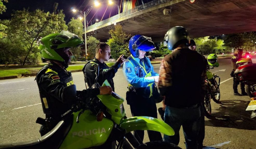 ¿Es obligatorio que los motociclistas lleven la placa en el chaleco y el casco? Le explicamos