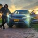 No todo es perfecto. En el apartado de conectividad, aunque el vehículo permite la conexión inalámbrica con el celular e incluso es compatible con Android Auto y Apple CarPlay, en la práctica la experiencia depende casi por completo del smartphone. Es decir, más que contar con aplicaciones nativas dentro del sistema del vehículo, es el celular el que ejecuta funciones como la navegación, lo que puede dar la sensación de que falta una integración más completa o autónoma en el sistema multimedia.