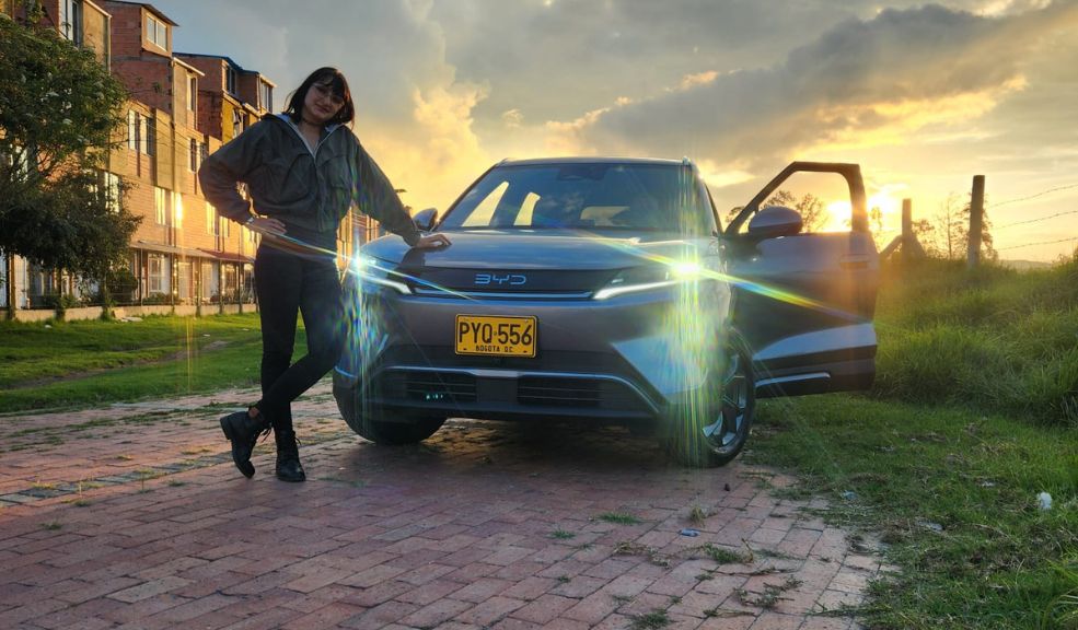 No todo es perfecto. En el apartado de conectividad, aunque el vehículo permite la conexión inalámbrica con el celular e incluso es compatible con Android Auto y Apple CarPlay, en la práctica la experiencia depende casi por completo del smartphone. Es decir, más que contar con aplicaciones nativas dentro del sistema del vehículo, es el celular el que ejecuta funciones como la navegación, lo que puede dar la sensación de que falta una integración más completa o autónoma en el sistema multimedia.