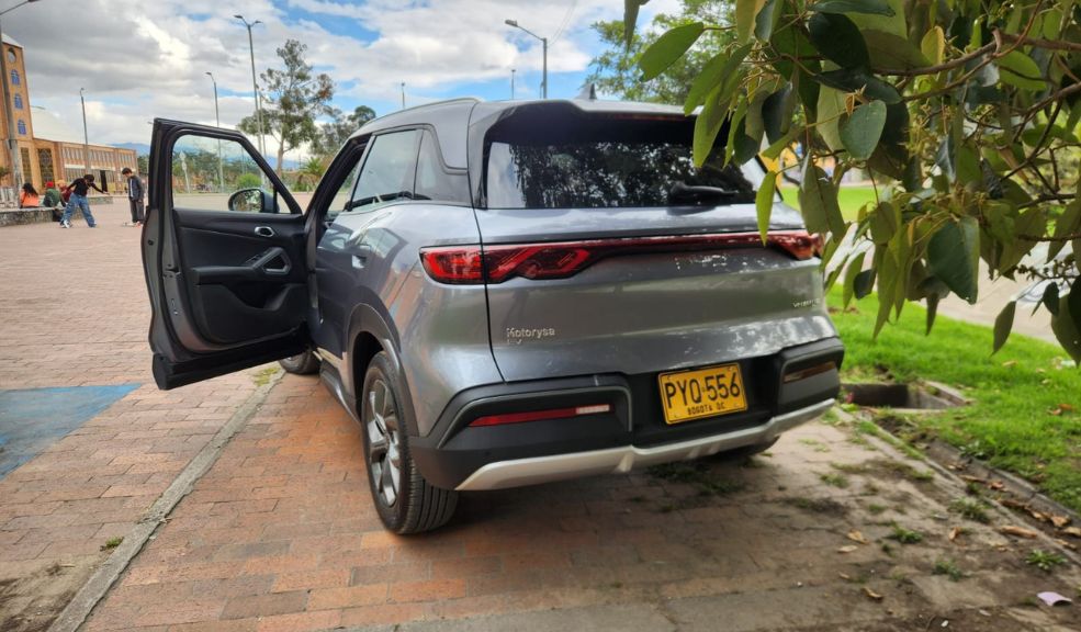 No todo es perfecto. En el apartado de conectividad, aunque el vehículo permite la conexión inalámbrica con el celular e incluso es compatible con Android Auto y Apple CarPlay, en la práctica la experiencia depende casi por completo del smartphone. Es decir, más que contar con aplicaciones nativas dentro del sistema del vehículo, es el celular el que ejecuta funciones como la navegación, lo que puede dar la sensación de que falta una integración más completa o autónoma en el sistema multimedia.