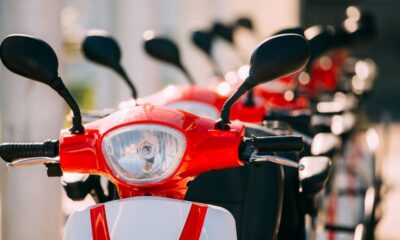 Moto eléctrica vs transporte público ventajas, riesgos y lo que no le cuentan