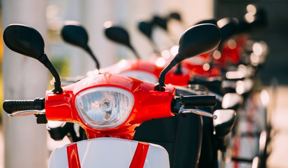 Moto eléctrica vs transporte público ventajas, riesgos y lo que no le cuentan