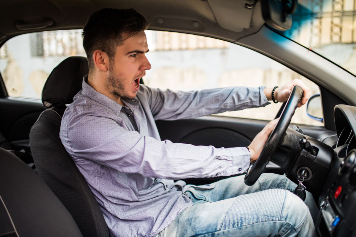 ¿Los carros modernos nos están volviendo malos conductores?